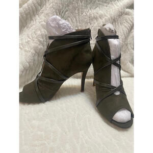 Size 9 - Journee Collection Samara Olive Green - NWT - RETAILS $79.00